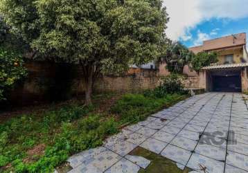 Residência à venda no bairro lomba do pinheiro! a casa oferece sala de estar, cozinha ampla, banheiro social e 2 dormitórios, com ambientes espaçosos e bem iluminados. conta também com área com churra