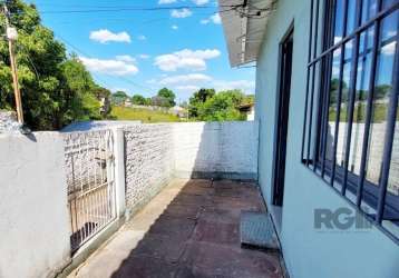 Berté aluga casa 02 dormitórios no bairro medianeira! casa com pátio independente, dois quartos, cozinha e sala de estar espaçosa, 1 banheiro, lavanderia separada. tem mais de uma casa no pátio com en