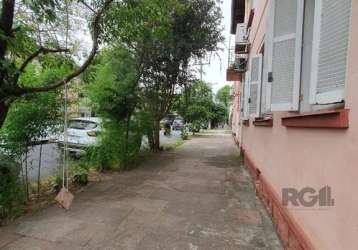 Vendo apartamento térreo, 2 dormitórios, piso, laminado, banheiro, sala, cozinha e área de serviço  &lt;br&gt;prédio localizado em rua tranquila e arborizada, próximo da av. benjamin constant e de fác