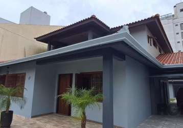 Casa com 04 dormitórios, 06 vagas de garagem, edícula, no bairro jd. itu.&lt;br&gt;&lt;br&gt;casa de 2 andares recém reformada composta de: &lt;br&gt;- andar inferior ampla sala de estar, 01 dormitóri