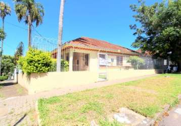 Linda casa de esquina, bem conservada com peças amplas e piso em taco. possui varanda gradeada, hall de entrada, sala com ventilador de teto, cozinha, área de servico com tanque, circulação, banheiro 