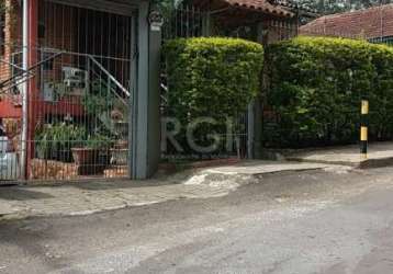 Casa em teresópolis com 228 m de área construída, 3 dormitórios, 3 banheiros, 2 salas, , cozinha, lavanderia, churrasqueira, garagem para 3 carros.