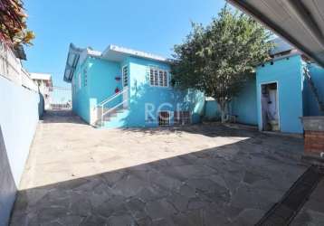 Excelente casa residencial, dois dormitórios um com ar-condicionado,  toda reformada, piso vinílico na sala e quartos,  cozinha e banheiro piso frio, sala com teto rebaixado em gesso, garagem coberta 