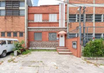 Casa de alvenaria com dois pavimentos com área total 232,00 m² , com 3 dormitório , banheiro social e auxiliar, área de serviço, churrasqueira, sótão/mezanino, 1 sala para dois para dois ambientes, sa