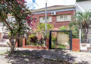 Casa com 2 andares, primeiro pavimento  garagem coberta para 1 carro e aberta para mais 1 carro, sala e lavabo, escritório, quintal da frente. segundo pavimento, 2 dormitórios, 1 banheiro social, sala