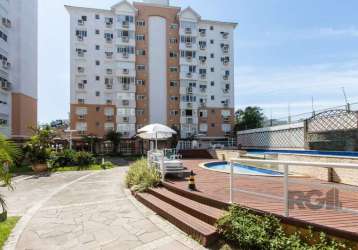 Excelente apartamento semi mobilado com 2 dormitórios sendo 1 suíte, living 2 ambientes, banheiro social, copa/cozinha com churrasqueira, área de serviço separada. garagem coberta e escriturada para 1