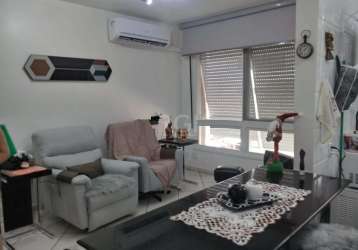 Vende-se apartamento impecável de 2 dormitórios, ensolarado, ventilado, banheiro social, living amplo em 2 ambientes, cozinha americana, área de serviço e 1 vaga de garagem. prédio com elevador,  área