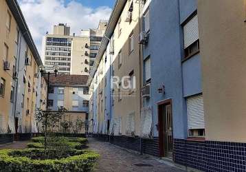 No edifício edifício júlio cézar, bairro menino deus em porto alegre, apartamento térreo de dois dormitórios, com acesso direto a pátio condominial, área de serviço separada, peças de muito bom tamanh