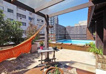 Excelente cobertura duplex no mon't serrat, com 230m² privativos, de 3 dormitórios, terraço com piscina e 2 vagas. possui living amplo, sacada fechada e com web space, sala de jantar, 3 dormitórios se