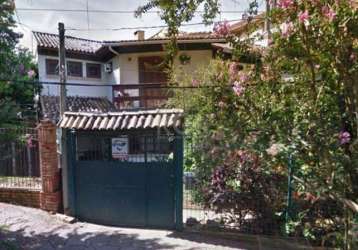 Ótima casa semi mobiliada, com pátio, 3 dormitórios (1 suíte),  amplo living com  3 ambientes e lareira, lavabo e cozinha americana. &lt;br&gt;ainda conta com churrasqueira e garagem para 2 carros.&lt