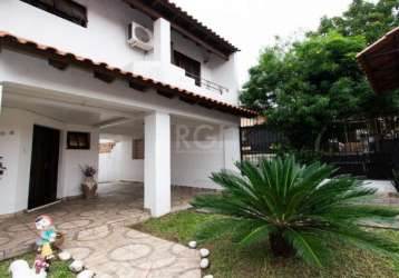 Ótima  casa no bairro camaquã , porto alegre rs.&lt;br&gt;linda casa no coração da zona sul,  com 3 quartos sendo uma suíte com banheira e sacada,  living para 2 ambientes, cozinha, dependência,  espa