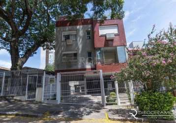 Apartamento de 90 m² privativos, 2 dormitórios, sendo uma ampla suíte, amplo living, muito espaçoso, sacada fechada com churrasqueira e uma vista tranquila e arborizada. 2 vagas de garagem coberta, es