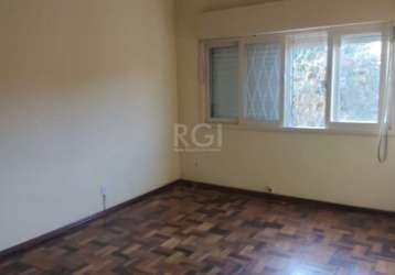 Amplo 01 dormitório, totalmente reformado, sala estar/jantar, piso em parquet,  banheiro social e  cozinha ampla, reformados,  em ótimo estado,, amplas janelas com persianas e pé direito alto.  área d