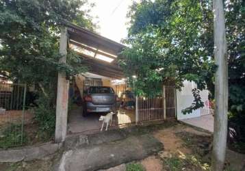 Ótima casa térrea de 1 dormitório, podendo ser transformado em 2, living amplo, cozinha, depósito, garagem coberta, árvores frutíferas, pátio amplo nos fundos. fica um ar condicionado. aceita financia