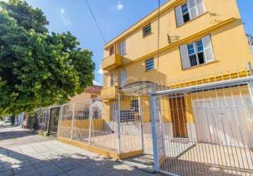 Apartamento térreo semimobiliado de 2 dormitórios no bairro são geraldo. living 2 ambientes, cozinha americana com móveis tok  stok e fogão cooktop, área de serviço separada, 1 banheiro com hidromassa