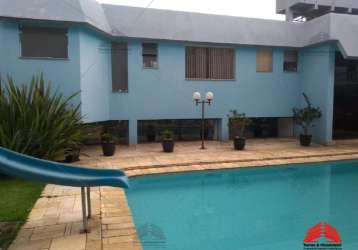 Casa com 456m² com 05 dormitórios, piscina, depósito e garagem para 05 carros