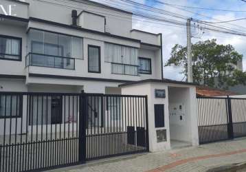 Apartamento mobiliado com 2 dormitórios sendo 1 suíte em balneário piçarras-sc