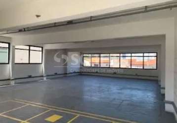 Prédio comercial 3 pavimentos 371m² de  vão livre, 4 vagas, 2 banheiros.