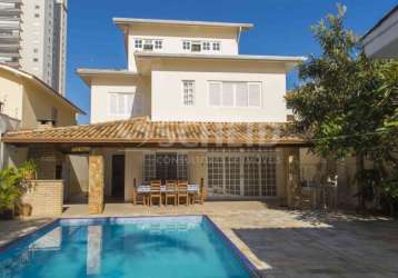 Linda casa ampla com piscina e area de churrasqueira, aquecimento solar em um bairro nobre de sp.