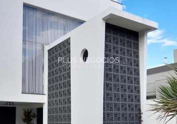 Casa de condomínio exclusiva: sobrado moderno com 3 suítes, design sofisticado e natureza preservad