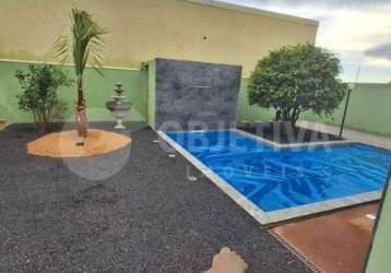 Casa espaçosa e bem localizada com área gourmet e piscina a venda no bairro daniel fonseca em uberlândia