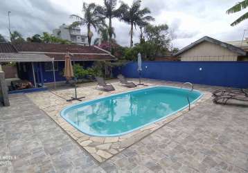 Ótima casa com piscina e próxima do mar para locação pôr diária, em itapoá