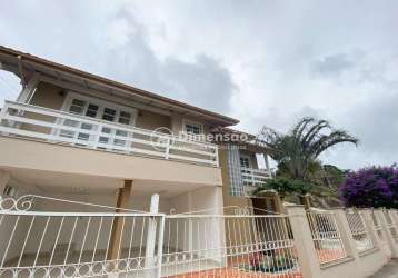 Casa com 3 dormitórios sendo 1 suíte no ribeirão da ilha com vista mar