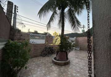 Casa espaçosa com piscina e churrasqueira no cantinho do forte!