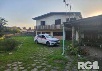 Casa á venda no bairro lami | imóvel com 5 dormitórios sendo 1 suíte, 3 banheiros, sala, cozinha, terreno murado, gramado e arborizado. venha conhecer!