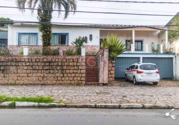 Casa com 03 dormitórios, sendo 01 suíte, living com 02 ambientes, sala de jantar, escritório cozinha ampla e área de serviço. a casa é totalmente térrea todos os cômodos em um só pavimento .&lt;br&gt;