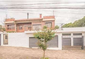 Oportunidade de negócio casa residencial e mais 2 lojas comerciais( uma já está locada) casa semi mobiliada com 220m² de área privativa com ótimo padrão construtivo, escadas, portas e janelas em madei