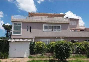 Casa com 5 dormitórios, sendo 2 suítes, de esquina, constituída por 3 pavimentos, lavabo, sala de estar e jantar, salão de festas com churrasqueira interna, espaço fitness, cozinha montada, lavanderia