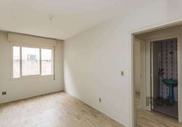 Ótimo apartamento de 42m² com 1 dormitório, living para dois ambientes, banheiro social com ventilação natural, cozinha e área de serviço separada. bem iluminado e ventilado. condomínio tranquilo e co