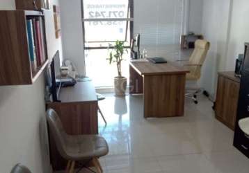 Sala comercial mobiliada com móveis planejados bem decorada, com split, piso em porcelanato, banheiro todo reformado, ótima orientação solar, próximo ao polo jurídico, shopping praia de belas, ótima l