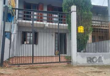 Sobrado recém reformado, com 03 dormitórios, sala, cozinha, área de serviço com churrasqueira, pátio na frente e nos fundos.&lt;br&gt;próximo de todos os recursos do bairro como mercado, padarias, pos