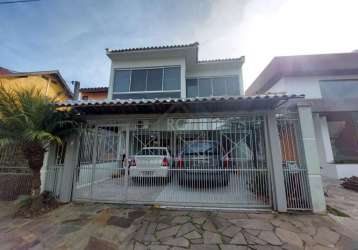 Vende excelente casa estilo sobrado de 03 dormitórios sendo 02 suítes, uma delas com banheira hidromassagem. sala de estar com lareira, sala de jantar, cozinha planejada com amplo espaço, escritório, 