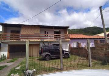 Casa sobrado construída em um terreno medindo 600 m ²  medidas 12 x 50, casa composta de 3 dormitórios sendo uma suíte com sacada , banheiro social, copa cozinha , living dois ambientes, lavabo, escad