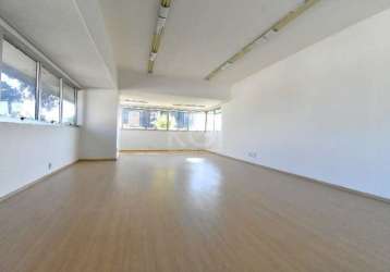 - sala comercial - imóvel com 58 m², 1 lavabo, piso laminado, posição de frente, terceiro andar (pavimento 4) com elevadores, portaria, 1 vaga de box coberta n. 75 (o valor do box é separado). localiz