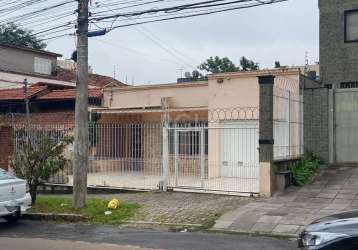 Casa térrea toda ampla salas cozinha e dormitórios. localização privilegiada do menino deus em porto alegre de  com 3 dormitórios sendo uma suíte, 2 banheiros sociais  mais 1 dormitório auxiliar com b