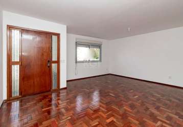 Casa localizada no bairro jardim carvalho com 400 m². imóvel com 03 dormitórios, sendo 01 suíte, closet, cozinha, sala de estar/jantar, 03 banheiros, 02 lavabos, área de serviço e pisos em laminado. t