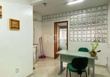 Sala comercial no edifício aceguá, de frente, esquina com a rua dos andradas. ótima localização para quem procura por um bom fluxo de pessoas.&lt;br&gt;&lt;br&gt;sala já mobiliada, conta com recepção,