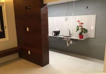 Apartamento totalmente mobiliado (inclusive eletrodomésticos), um dormitório, suíte e closet, lavabo, cozinha, sala de estar e área de serviço. &lt;br&gt;possui elevador, vaga de garagem esciturada e 