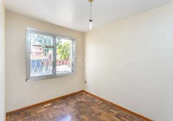 Apartamento  de 02 dormitórios no bairro menino deus,  amplos e ensolarados, 46m² de área privativa, living 02 ambientes, área de serviço e banheiro social. rua tranquila e arborizada, próximo ao hosp