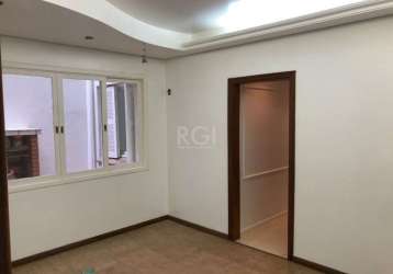 Excelente apartamento à venda na avenida taquara, com 77m² de área privativa e 3 dormitórios. possui 2 banheiros sociais e churrasqueira. localizado em petrópolis, próximo a comércios e conveniências.