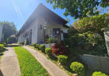 Excelente imóvel de esquina no portal do guarujá, casa em lindo terreno alto ao nível da rua medindo 10 × 32 onde consta uma residência térrea com 136m2 de área privativa, estilo colonial com living a