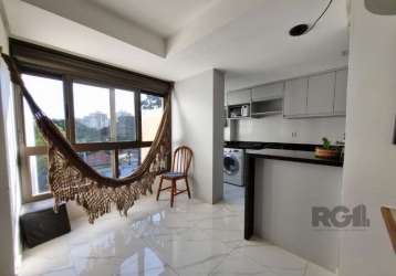 Apartamento bairro cristal, zona sul de porto alegre, rs.&lt;br&gt;&lt;br&gt;belíssimo  apartamento, 2 dormitórios, sendo 1 suíte, living, cozinha americana com churrasqueira  ,  refrigerador, área de