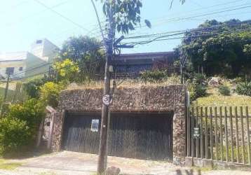 Casa com 5 dormitórios , sendo uma suíte , living para 3 ambientes com lareira , cozinha ampla , sótão , piscina , salão de festas  e garagem para 3 carros