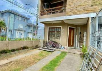 Excelente casa no loteamento jardins do prado. o imóvel possui living 02 ambientes com lareira, cozinha americana com móveis planejados, lavabo, pátio com churrasqueira. &lt;br&gt;o segundo pavimento 