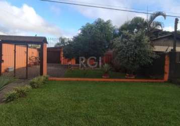 Ótima casa na zona sul de porto alegre, com 3 dormitórios, amplo living, cozinha, garagem para 3 carros, terreno com 350 m², localização calma com todos os recurso próximos. agende sua visita e surpre