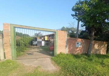 Casa no bairro boa vista, terreno medindo 11x59,50,  com 2 dormitórios, amplo living, cozinha, banheiro social com box, garagem coberta para 2 carros. a casa fica centralizada no terreno com um bom pá